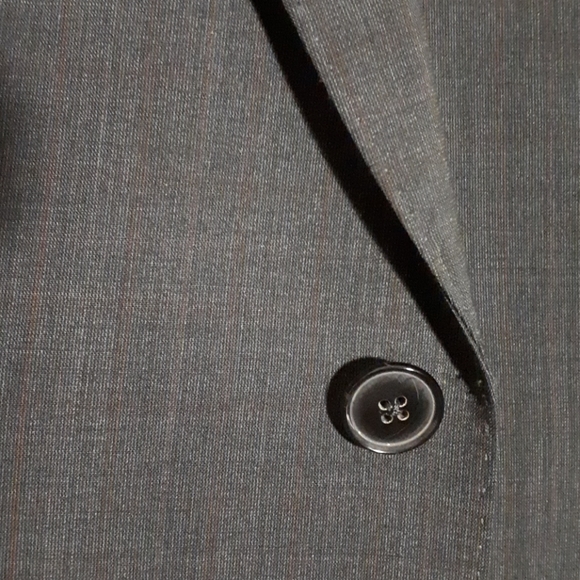 Hugo Boss, 2 piece suit. 44R jacket/36R pants - Picture 7 of 7